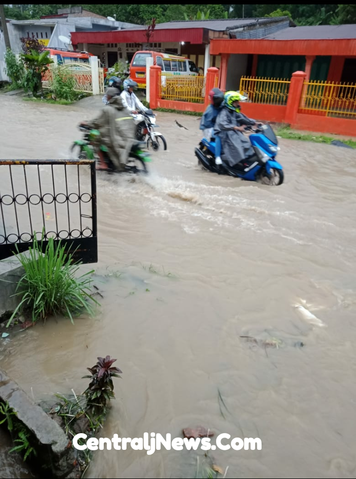 Jalan Besar Siantar-Saribu Dolok Tepatnya Di Panei Tongah Kembali Dilanda Banjir