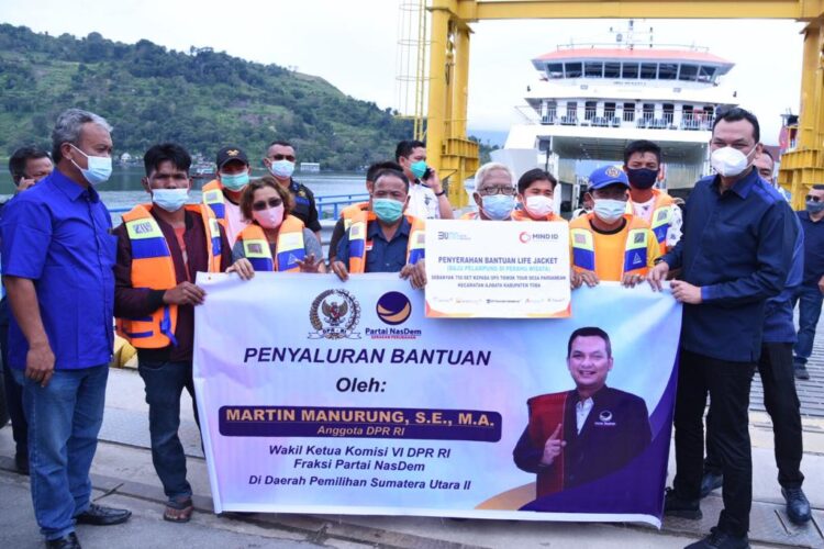 Martin Manurung Salurkan 750 Life Jacket Untuk Kapal Penumpang di Danau Toba