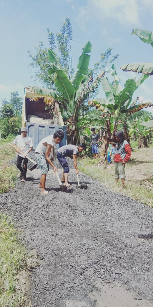 Masyarakat Kecamatan Dolok Panribuan Serentak Marharoan Bolon Perbaiki Jalan