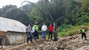 Bupati RHS Dilokasi Banjir Parapat