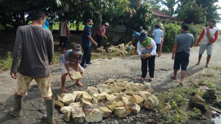 Melalui Haroan Bolon, Masyarakat Nagori Jawa Maraja Perbaiki Jalan Sepanjang 1 Km