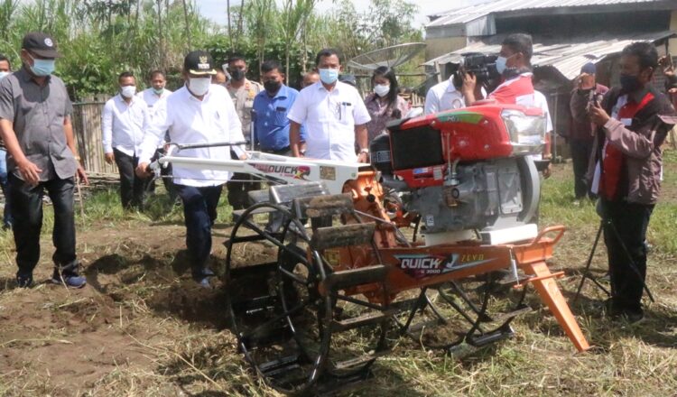Serahkan 4 unit Handtraktor Kepada Kelompok Tani, Bupati Simalungun : “Kedepan Kita Akan Lakukan Bimtek Untuk Petani”