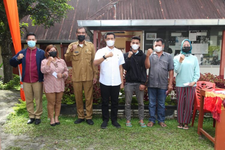 Walikota Pematangsiantar Dr Hefriansyah SE MM Serahkan Bantuan Langsung Tunai Kepada Tenaga Kerja Informal Yang Terdampak Pandemi Covid-19