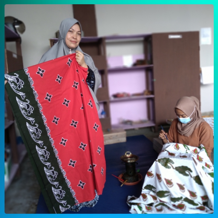 Pemilik Kelompok Rumah Batik Andalan Siti Nurbaya memperkenalkan Batik Bono motif Bono dan Geringging Tabur