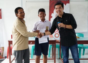 Bane Raja Manalu Bagi Beasiswa di Kampung Halaman : Harus Berani Raih Mimpi
